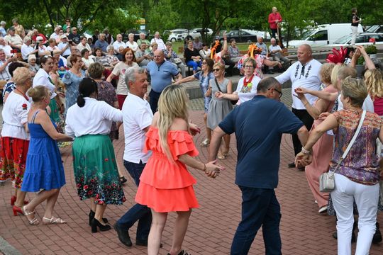 III Powiatowy Festiwal Piosenki Biesiadnej i Święto Rodzin Zastępczych w Nowinach cz. II [GALERIA ZDJĘĆ]