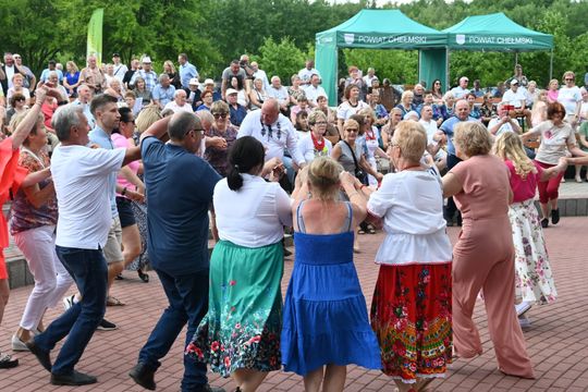 III Powiatowy Festiwal Piosenki Biesiadnej i Święto Rodzin Zastępczych w Nowinach cz. II [GALERIA ZDJĘĆ]