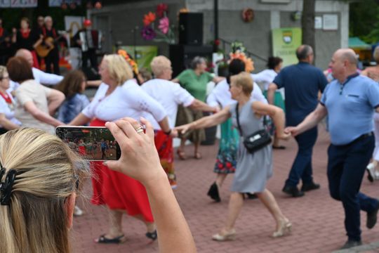 III Powiatowy Festiwal Piosenki Biesiadnej i Święto Rodzin Zastępczych w Nowinach cz. II [GALERIA ZDJĘĆ]