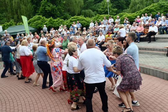 III Powiatowy Festiwal Piosenki Biesiadnej i Święto Rodzin Zastępczych w Nowinach cz. II [GALERIA ZDJĘĆ]