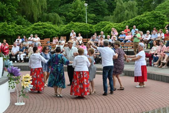 III Powiatowy Festiwal Piosenki Biesiadnej i Święto Rodzin Zastępczych w Nowinach cz. II [GALERIA ZDJĘĆ]