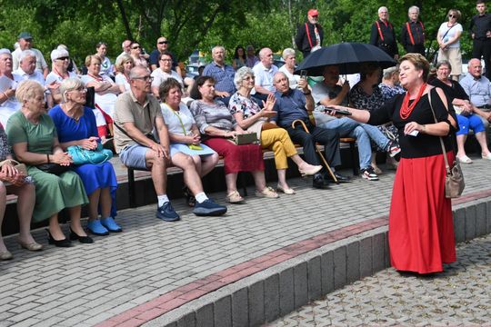III Powiatowy Festiwal Piosenki Biesiadnej i Święto Rodzin Zastępczych w Nowinach cz. II [GALERIA ZDJĘĆ]