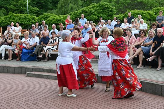 III Powiatowy Festiwal Piosenki Biesiadnej i Święto Rodzin Zastępczych w Nowinach cz. II [GALERIA ZDJĘĆ]