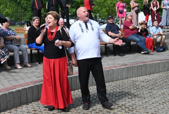 III Powiatowy Festiwal Piosenki Biesiadnej i Święto Rodzin Zastępczych w Nowinach cz. II [GALERIA ZDJĘĆ]