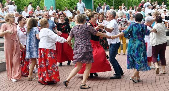 III Powiatowy Festiwal Piosenki Biesiadnej i Święto Rodzin Zastępczych w Nowinach cz. II [GALERIA ZDJĘĆ]