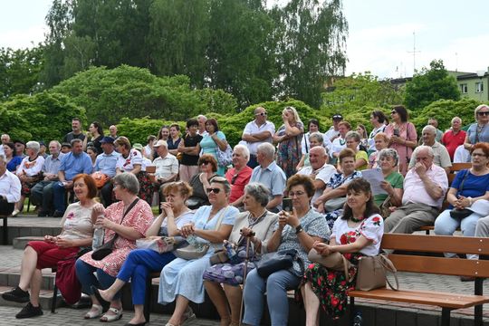 III Powiatowy Festiwal Piosenki Biesiadnej i Święto Rodzin Zastępczych w Nowinach cz. II [GALERIA ZDJĘĆ]