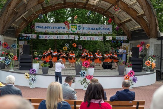 III Powiatowy Festiwal Piosenki Biesiadnej i Święto Rodzin Zastępczych w Nowinach cz. II [GALERIA ZDJĘĆ]