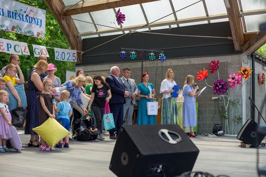 III Powiatowy Festiwal Piosenki Biesiadnej i Święto Rodzin Zastępczych w Nowinach cz. II [GALERIA ZDJĘĆ]