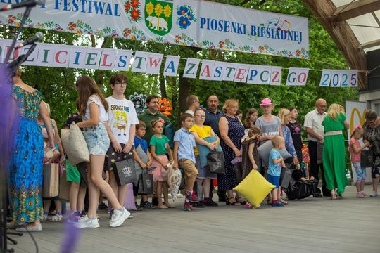 III Powiatowy Festiwal Piosenki Biesiadnej i Święto Rodzin Zastępczych w Nowinach cz. II [GALERIA ZDJĘĆ]