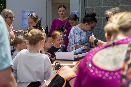 III Powiatowy Festiwal Piosenki Biesiadnej i Święto Rodzin Zastępczych w Nowinach cz. II [GALERIA ZDJĘĆ]