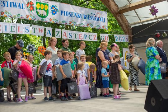 III Powiatowy Festiwal Piosenki Biesiadnej i Święto Rodzin Zastępczych w Nowinach cz. II [GALERIA ZDJĘĆ]