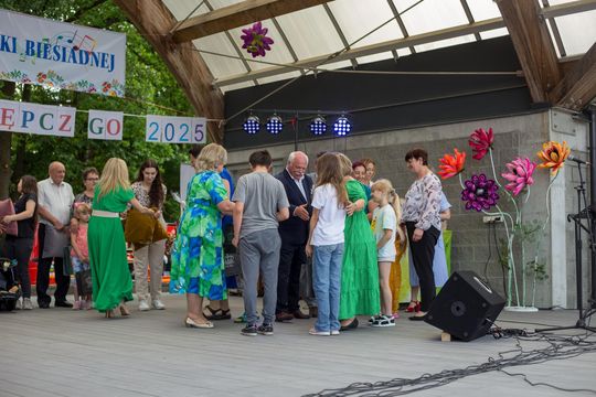 III Powiatowy Festiwal Piosenki Biesiadnej i Święto Rodzin Zastępczych w Nowinach cz. II [GALERIA ZDJĘĆ]