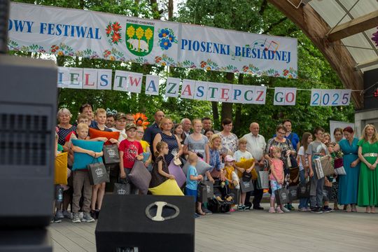 III Powiatowy Festiwal Piosenki Biesiadnej i Święto Rodzin Zastępczych w Nowinach cz. II [GALERIA ZDJĘĆ]