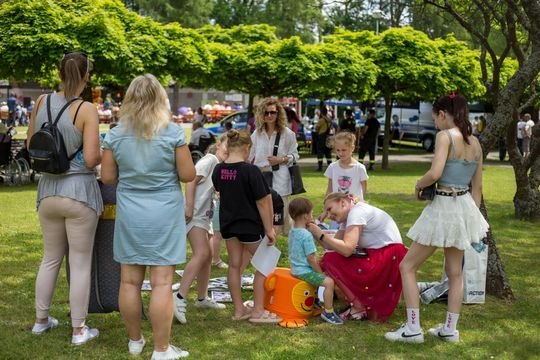 III Powiatowy Festiwal Piosenki Biesiadnej i Święto Rodzin Zastępczych w Nowinach cz. II [GALERIA ZDJĘĆ]