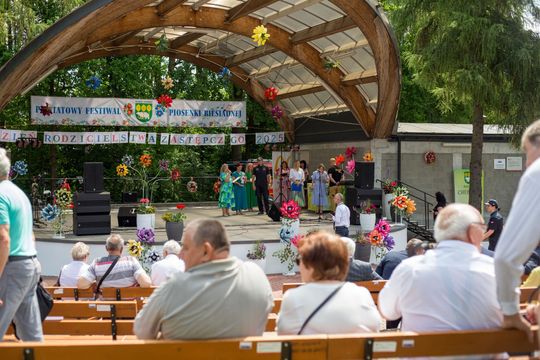 III Powiatowy Festiwal Piosenki Biesiadnej i Święto Rodzin Zastępczych w Nowinach cz. II [GALERIA ZDJĘĆ]