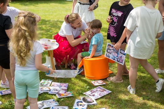 III Powiatowy Festiwal Piosenki Biesiadnej i Święto Rodzin Zastępczych w Nowinach cz. II [GALERIA ZDJĘĆ]
