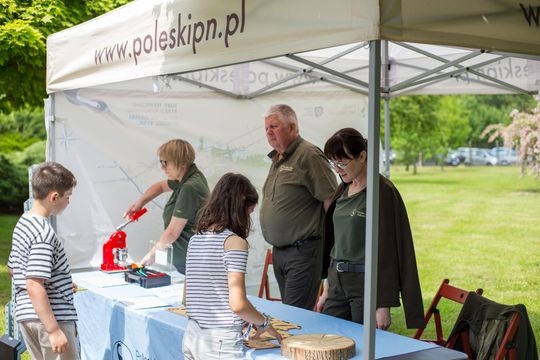 III Powiatowy Festiwal Piosenki Biesiadnej i Święto Rodzin Zastępczych w Nowinach cz. II [GALERIA ZDJĘĆ]