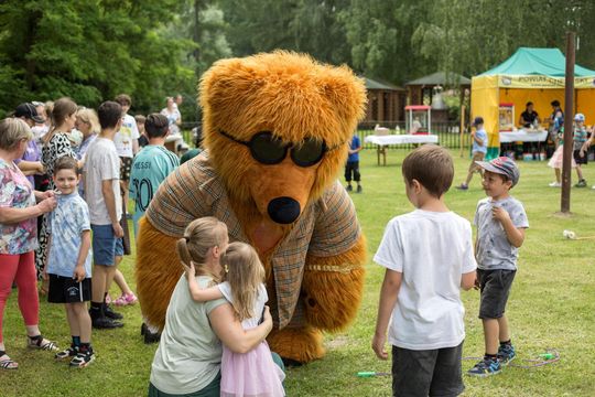 III Powiatowy Festiwal Piosenki Biesiadnej i Święto Rodzin Zastępczych w Nowinach cz. II [GALERIA ZDJĘĆ]