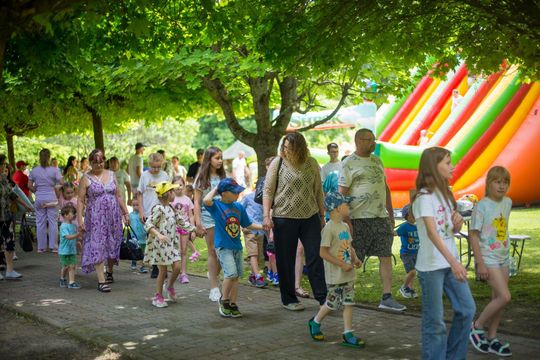 III Powiatowy Festiwal Piosenki Biesiadnej i Święto Rodzin Zastępczych w Nowinach cz. II [GALERIA ZDJĘĆ]