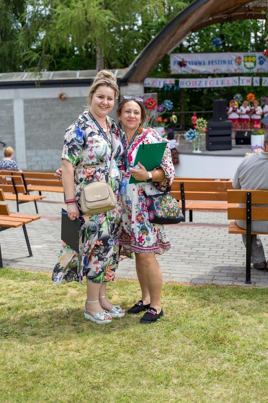 III Powiatowy Festiwal Piosenki Biesiadnej i Święto Rodzin Zastępczych w Nowinach cz. II [GALERIA ZDJĘĆ]