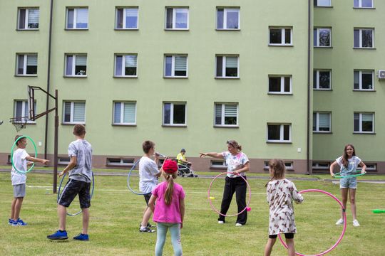 III Powiatowy Festiwal Piosenki Biesiadnej i Święto Rodzin Zastępczych w Nowinach cz. II [GALERIA ZDJĘĆ]