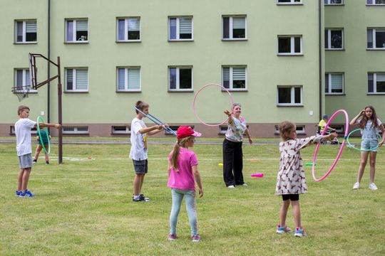 III Powiatowy Festiwal Piosenki Biesiadnej i Święto Rodzin Zastępczych w Nowinach cz. II [GALERIA ZDJĘĆ]