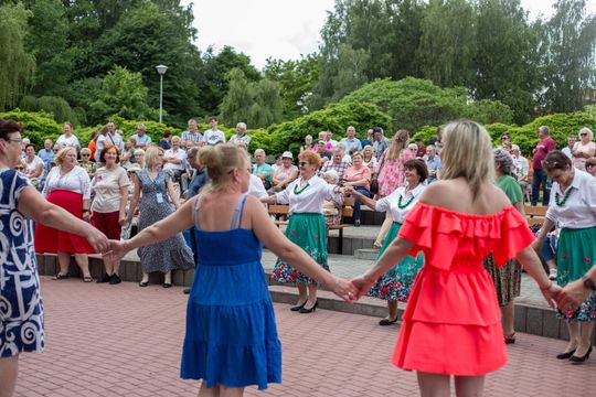 III Powiatowy Festiwal Piosenki Biesiadnej i Święto Rodzin Zastępczych w Nowinach cz. II [GALERIA ZDJĘĆ]