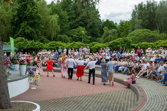 III Powiatowy Festiwal Piosenki Biesiadnej i Święto Rodzin Zastępczych w Nowinach cz. II [GALERIA ZDJĘĆ]