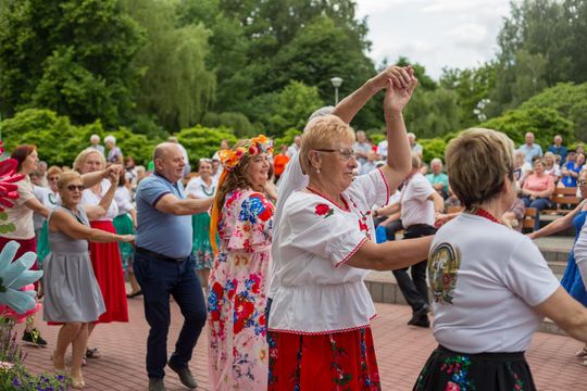 III Powiatowy Festiwal Piosenki Biesiadnej i Święto Rodzin Zastępczych w Nowinach cz. II [GALERIA ZDJĘĆ]