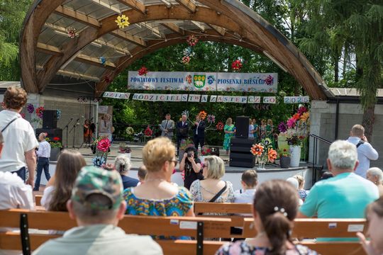 III Powiatowy Festiwal Piosenki Biesiadnej i Święto Rodzin Zastępczych w Nowinach cz. II [GALERIA ZDJĘĆ]