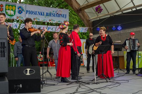 III Powiatowy Festiwal Piosenki Biesiadnej i Święto Rodzin Zastępczych w Nowinach cz. II [GALERIA ZDJĘĆ]