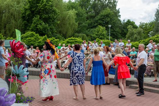 III Powiatowy Festiwal Piosenki Biesiadnej i Święto Rodzin Zastępczych w Nowinach cz. II [GALERIA ZDJĘĆ]
