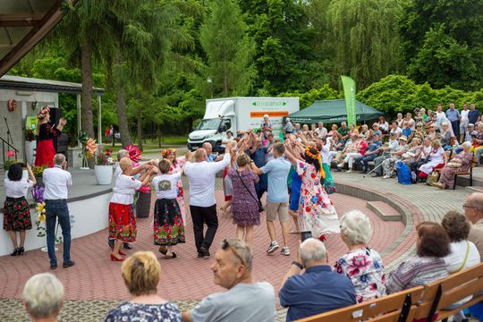 III Powiatowy Festiwal Piosenki Biesiadnej i Święto Rodzin Zastępczych w Nowinach cz. II [GALERIA ZDJĘĆ]