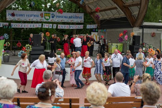 III Powiatowy Festiwal Piosenki Biesiadnej i Święto Rodzin Zastępczych w Nowinach cz. II [GALERIA ZDJĘĆ]