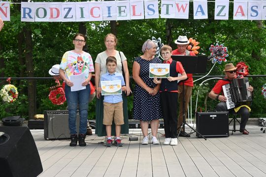 III Powiatowy Festiwal Piosenki Biesiadnej i Święto Rodzin Zastępczych w Nowinach cz. II [GALERIA ZDJĘĆ]