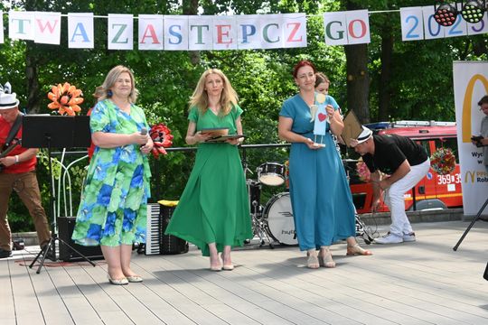III Powiatowy Festiwal Piosenki Biesiadnej i Święto Rodzin Zastępczych w Nowinach cz. II [GALERIA ZDJĘĆ]