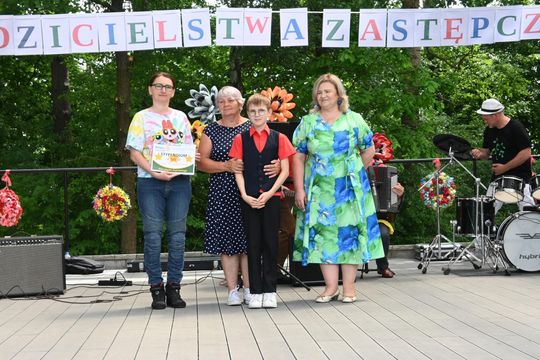 III Powiatowy Festiwal Piosenki Biesiadnej i Święto Rodzin Zastępczych w Nowinach cz. II [GALERIA ZDJĘĆ]