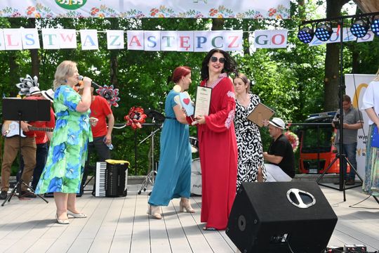III Powiatowy Festiwal Piosenki Biesiadnej i Święto Rodzin Zastępczych w Nowinach cz. II [GALERIA ZDJĘĆ]