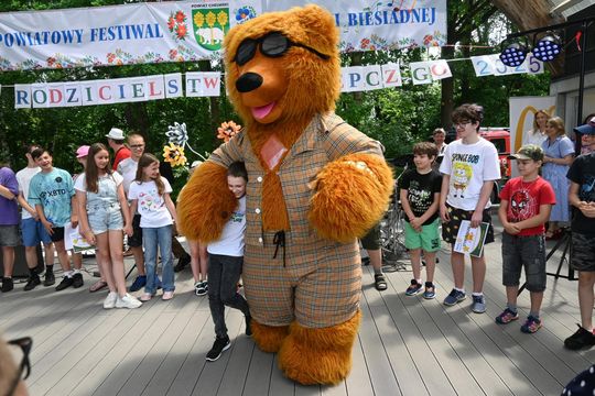III Powiatowy Festiwal Piosenki Biesiadnej i Święto Rodzin Zastępczych w Nowinach cz. II [GALERIA ZDJĘĆ]