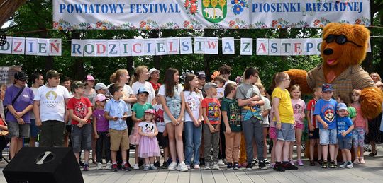 III Powiatowy Festiwal Piosenki Biesiadnej i Święto Rodzin Zastępczych w Nowinach cz. II [GALERIA ZDJĘĆ]
