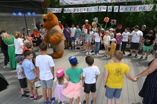 III Powiatowy Festiwal Piosenki Biesiadnej i Święto Rodzin Zastępczych w Nowinach cz. II [GALERIA ZDJĘĆ]