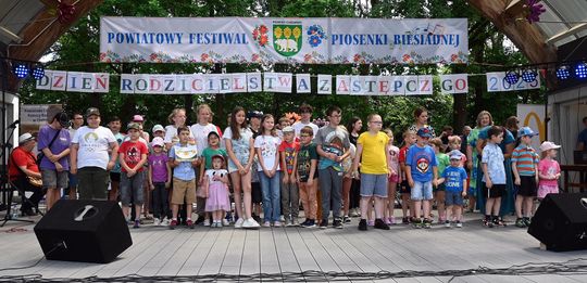 III Powiatowy Festiwal Piosenki Biesiadnej i Święto Rodzin Zastępczych w Nowinach cz. II [GALERIA ZDJĘĆ]