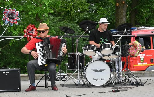 III Powiatowy Festiwal Piosenki Biesiadnej i Święto Rodzin Zastępczych w Nowinach cz. II [GALERIA ZDJĘĆ]