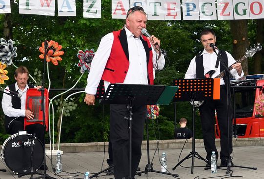 III Powiatowy Festiwal Piosenki Biesiadnej i Święto Rodzin Zastępczych w Nowinach cz. II [GALERIA ZDJĘĆ]