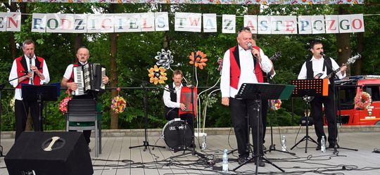 III Powiatowy Festiwal Piosenki Biesiadnej i Święto Rodzin Zastępczych w Nowinach cz. II [GALERIA ZDJĘĆ]