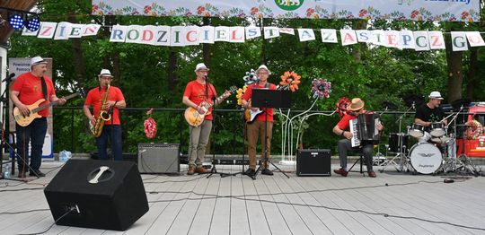 III Powiatowy Festiwal Piosenki Biesiadnej i Święto Rodzin Zastępczych w Nowinach cz. II [GALERIA ZDJĘĆ]