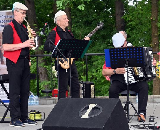 III Powiatowy Festiwal Piosenki Biesiadnej i Święto Rodzin Zastępczych w Nowinach cz. II [GALERIA ZDJĘĆ]