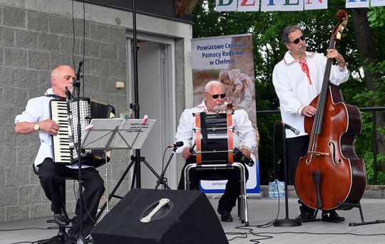 III Powiatowy Festiwal Piosenki Biesiadnej i Święto Rodzin Zastępczych w Nowinach cz. II [GALERIA ZDJĘĆ]