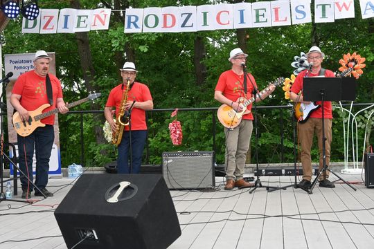III Powiatowy Festiwal Piosenki Biesiadnej i Święto Rodzin Zastępczych w Nowinach cz. II [GALERIA ZDJĘĆ]