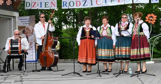 III Powiatowy Festiwal Piosenki Biesiadnej i Święto Rodzin Zastępczych w Nowinach cz. II [GALERIA ZDJĘĆ]